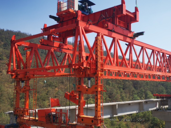 架橋機試吊中是否有特定的人員培訓(xùn)和技術(shù)認證要求？