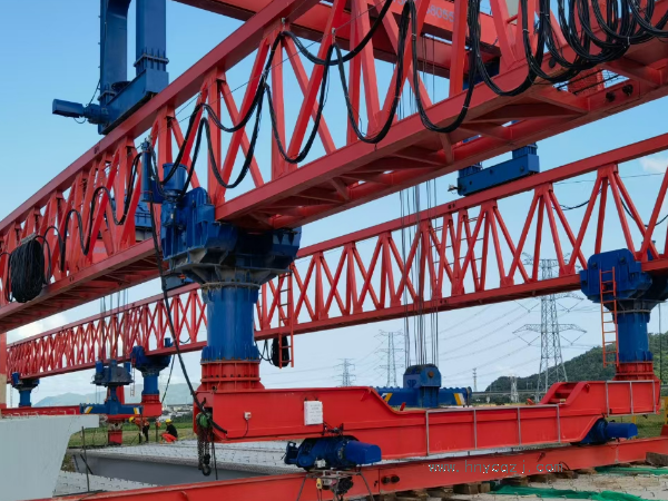 架橋機(jī)試吊過程中如何應(yīng)對(duì)意外事件或突發(fā)狀況？