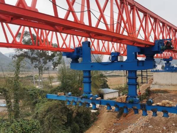 如何確保50米架橋機在極端天氣條件下的施工**？