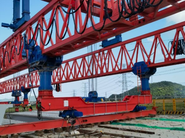 50噸架橋機(jī)施工過程中，如何進(jìn)行設(shè)備維護(hù)和保養(yǎng)？